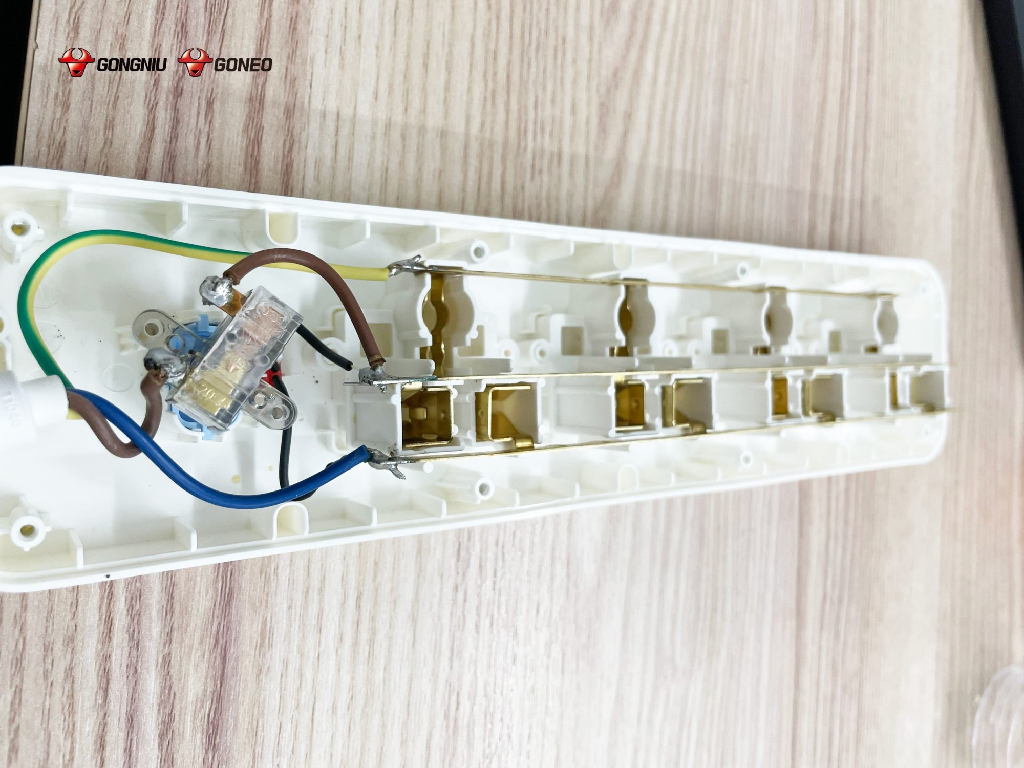 [NỘI SOI] KẾT CẤU Ổ CẮM CHỐNG CHÁY GONGNIU N1040 9